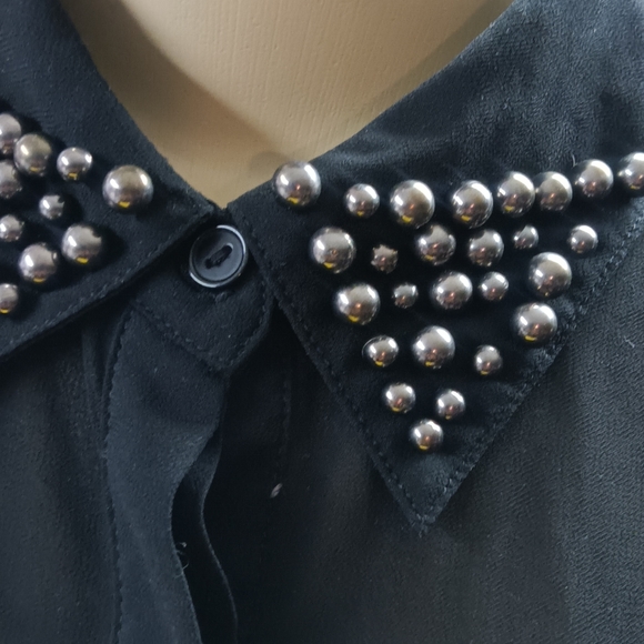 FOREVER 21 Women's Medium Studded Collar sleeve less Black Button-Down Shirt - Picture 2 of 5